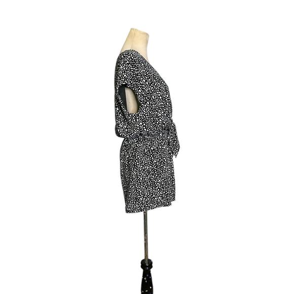 She Sky black white print cap sleeves front bow romper size Large - Picture 6 of 15